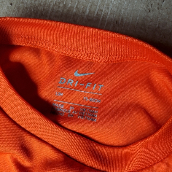 Nike Swoosh Baby Boy Athletic Performance T-Shirt Size 12m Red Black - Picture 3 of 6